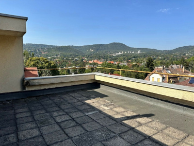 81 m2 flat in a fab garden setting in prestigious Pasarét in fair condition!