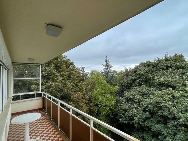 Bright and sunny 77 m2 apartment on the highest point of Rózsadomb in good condition!