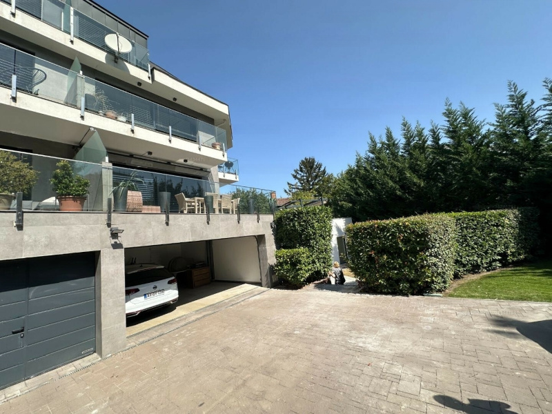 Maak deze 109 m2 flat af in een aangenaam groene ruimte met tuingtoegang in het 2e district!