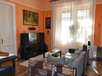 Very good price for a 102 m2, raised ground floor flat in good condition off Szent István Boulevard!