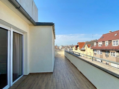 Best in town Airbnb flat: a top floor 121 m2 penthouse with 48 m2 terrace!