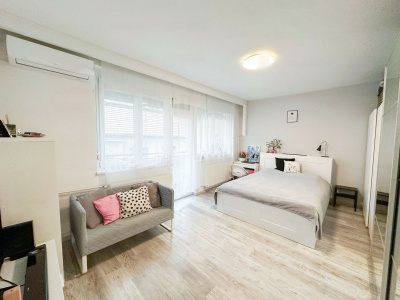 Nice renovated studio on 29 m2 close to Déli pályaudvar in a quiet street!