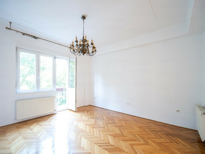 2nd floor, 63 m2 renovated bright flat with a small balcony close to Déli pályaudvar!