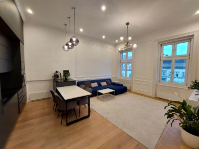 A beautiful, renovated flat in a beautiful building in the heart of Lipótváros!