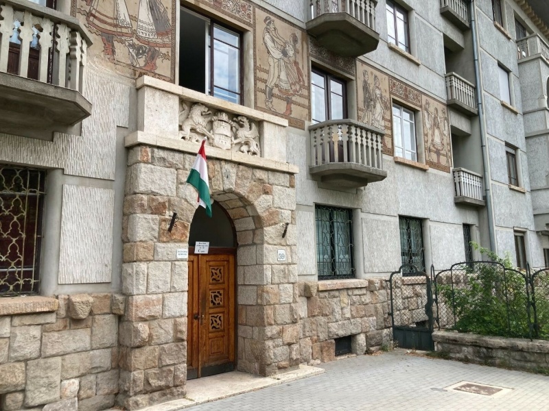 In a beautiful eclectic building a 90 m2 flat with a 8 m2 balcony in a quiet street off Böszörményi út!