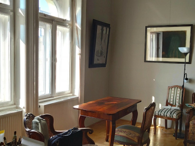 200 m from Parliament an excellent 86 m2 corner flat on the 4th floor!