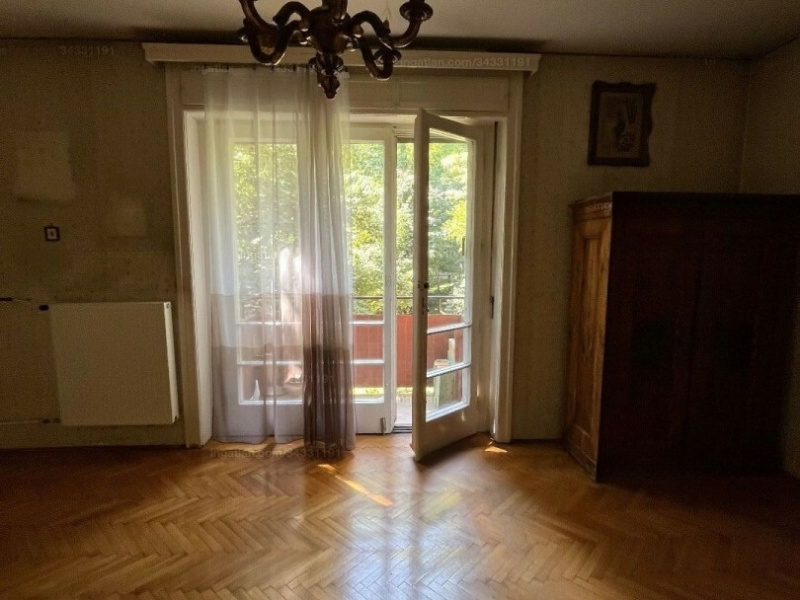 In the middle of downtown Buda, near amenities and public transport, still facing a lush garden, an emptied, ready-to-move-in 82 m2 flat!
