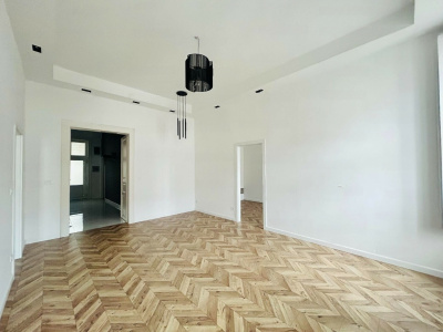 101 m2 2nd floor renovated and emptied flat close to Városmajor Park and Széll Kálmán tér!