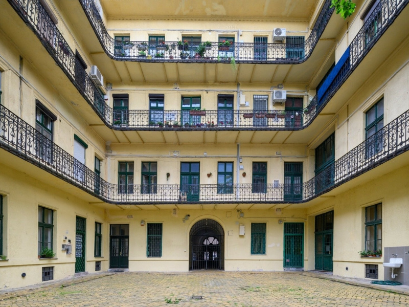 Bovenste verdieping plat op 93 m2 in een prachtig klassiek gebouw in de buurt van Széna Tér en Mammut!