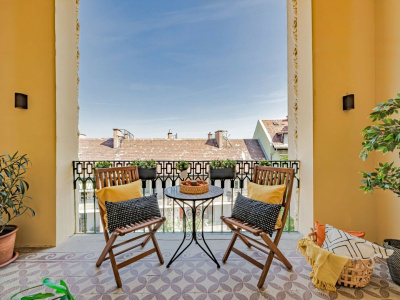 In a Castle Hill side street a renovated 69 m2 with a 9 m2 loggia with rooftop view!