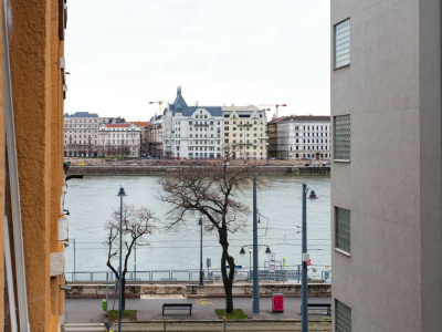126 m2 3rd floor flat in good condition with a partial Danube view!