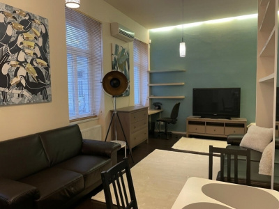 Your first dream flat! A renovated 3rd floor studio on 35 m2 in Bel-Buda!