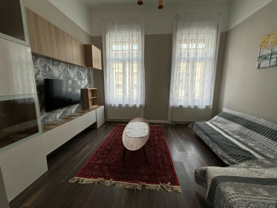 On the main Boulevard still in the 5th district, a 53 m2 apartment across the theatre!