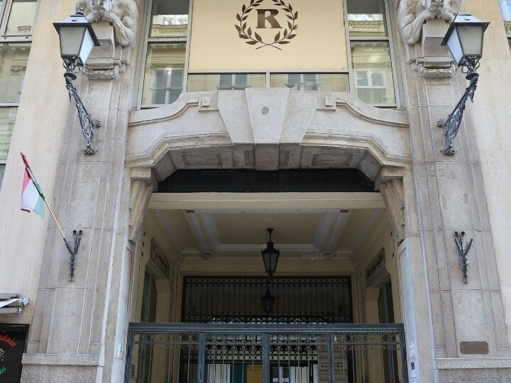 70 m2 renovated flat in a beautiful art deco house in the pedestrian zone of the 5th district!