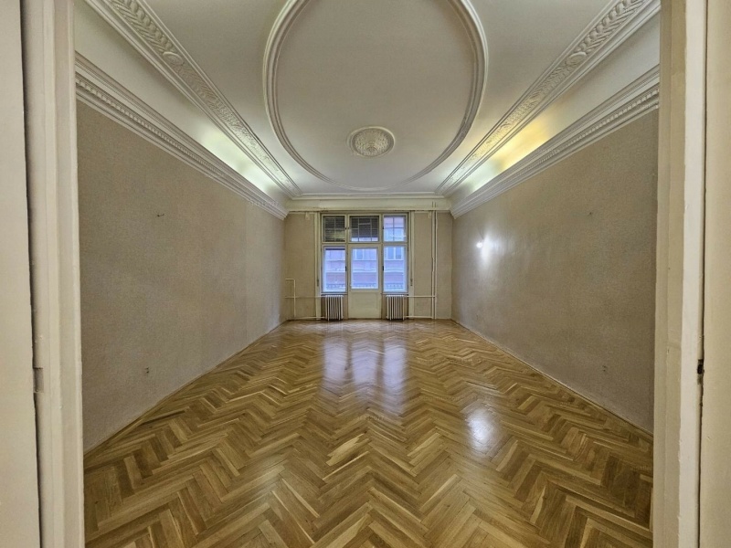 64 m2 flat with a 5 m2 balcony in good condition next to the British Embassy!