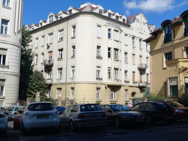 100 m2 rénové à un très bon prix juste en dessous du château de Buda dans le 1er district!